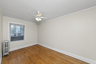 5615 N Kimball Ave, Unit 18-2A in Chicago, IL - Building Photo - Building Photo