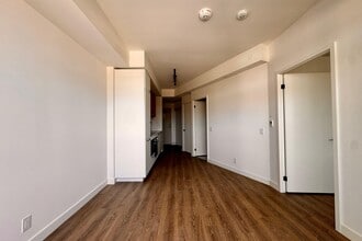 1555 Queen St E in Toronto, ON - Building Photo - Building Photo