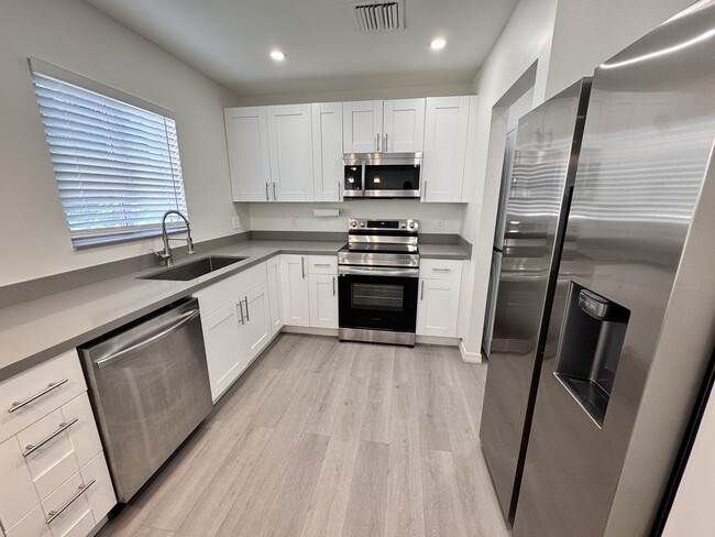 7128 SW 22nd St in Miami, FL - Foto de edificio - Building Photo