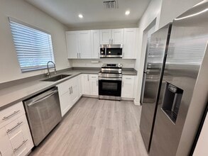 7128 SW 22nd St in Miami, FL - Building Photo - Building Photo