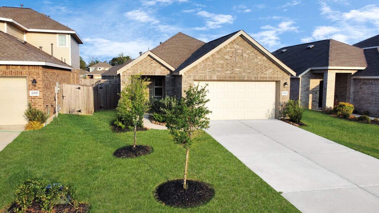 20941 Cropani Shadow Dr in New Caney, TX - Building Photo