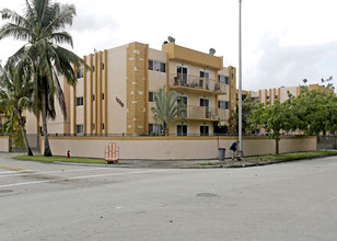 Regency Club Apartments in Hialeah, FL - Foto de edificio - Building Photo