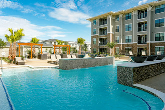 Beacon at Buffalo Pointe in Houston, TX - Building Photo - Building Photo