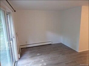 31831 Grand River Ave in Farmington, MI - Foto de edificio - Building Photo