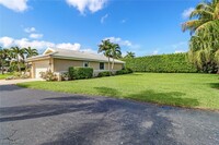 550 Forest Hills Blvd in Naples, FL - Foto de edificio - Building Photo