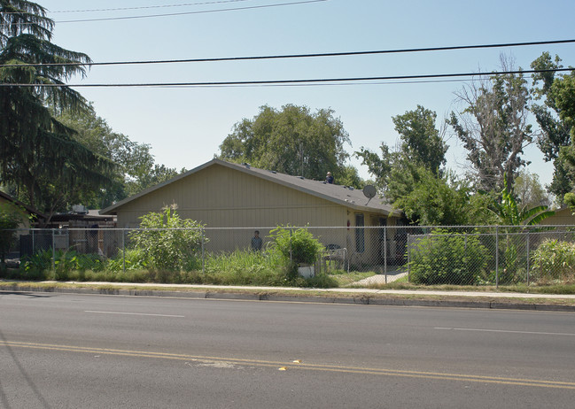 5222 E Tulare Ave in Fresno, CA - Building Photo - Building Photo