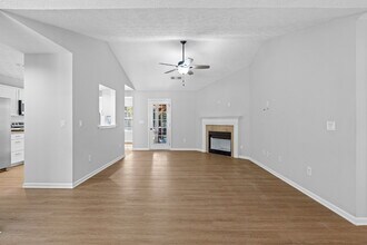 47 Matthews St in Senoia, GA - Foto de edificio - Building Photo