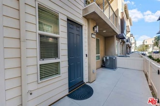 20624 Desert Ash Ln in Los Angeles, CA - Foto de edificio - Building Photo