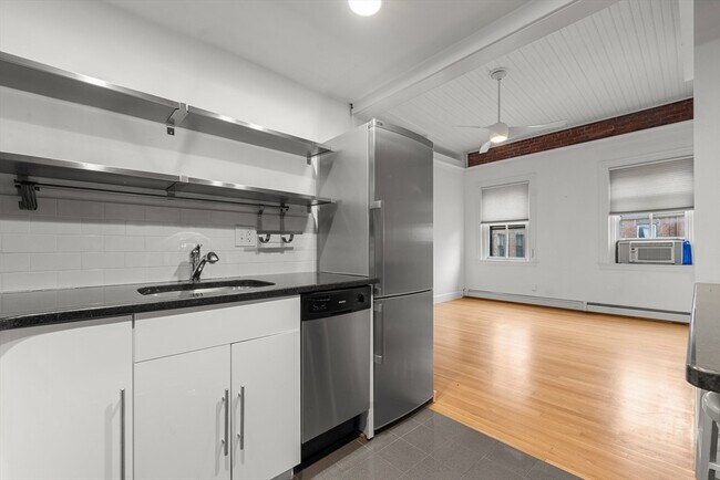 428 Marlborough St, Unit 9 in Boston, MA - Building Photo - Building Photo