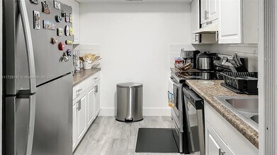 1060 Crystal Lake Dr, Unit #304 in Pompano Beach, FL - Foto de edificio - Building Photo