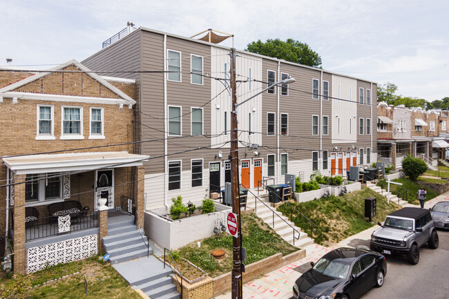 2418 Lenfant Sq in Washington, DC - Foto de edificio - Building Photo