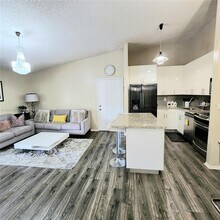 935 NE 199th St in Miami, FL - Building Photo - Building Photo