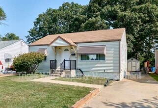 9823 Meadowview Dr in Overland, MO - Foto de edificio - Building Photo