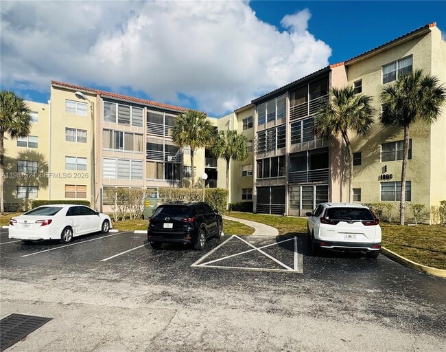 1800 SW 81st Ave in North Lauderdale, FL - Foto de edificio - Building Photo