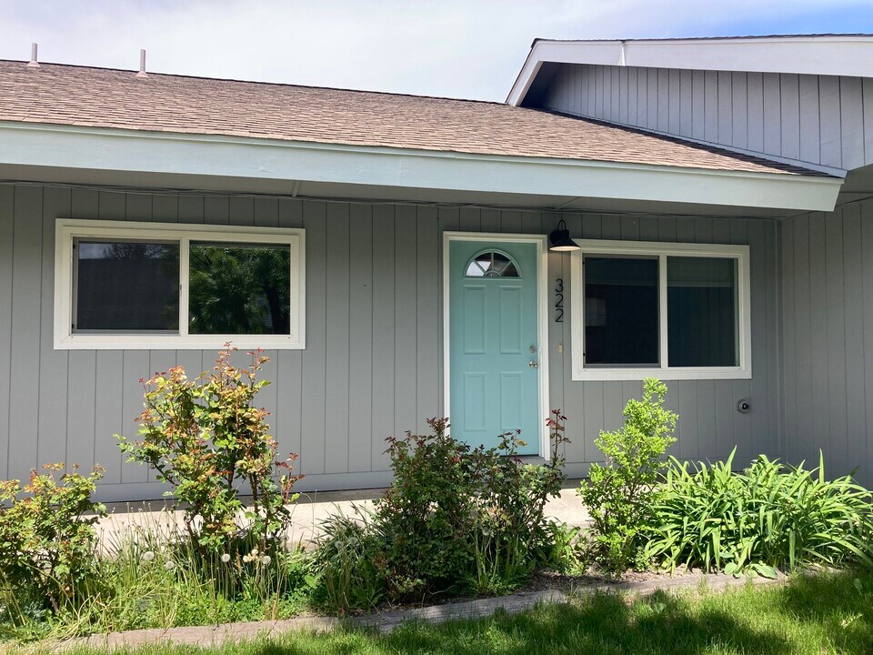 322 E Ivy St in Mount Shasta, CA - Building Photo