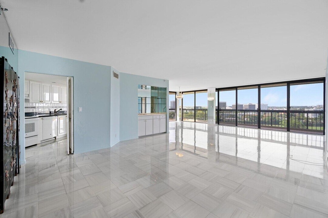 1900 Consulate Pl in West Palm Beach, FL - Foto de edificio