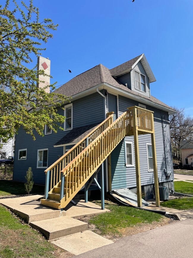 property at 1041 W 2nd St