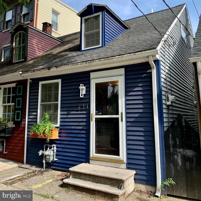 property at 231 E Chestnut St