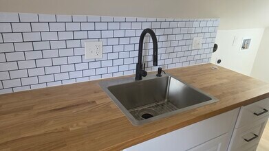 57 Lawrence St, Unit 3 in Everett, MA - Foto de edificio - Building Photo