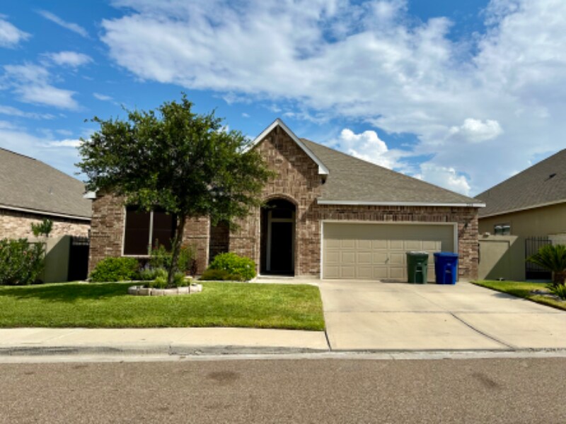215 Date Palm Dr in Laredo, TX - Building Photo