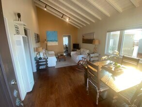 112 19th St, Unit Beach Bungalow in Manhattan Beach, CA - Building Photo - Building Photo