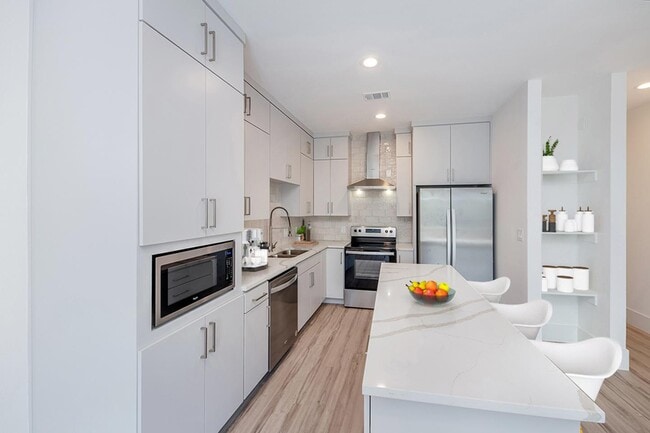 Modern Munger Place townhome with city sky in Dallas, TX - Building Photo - Building Photo