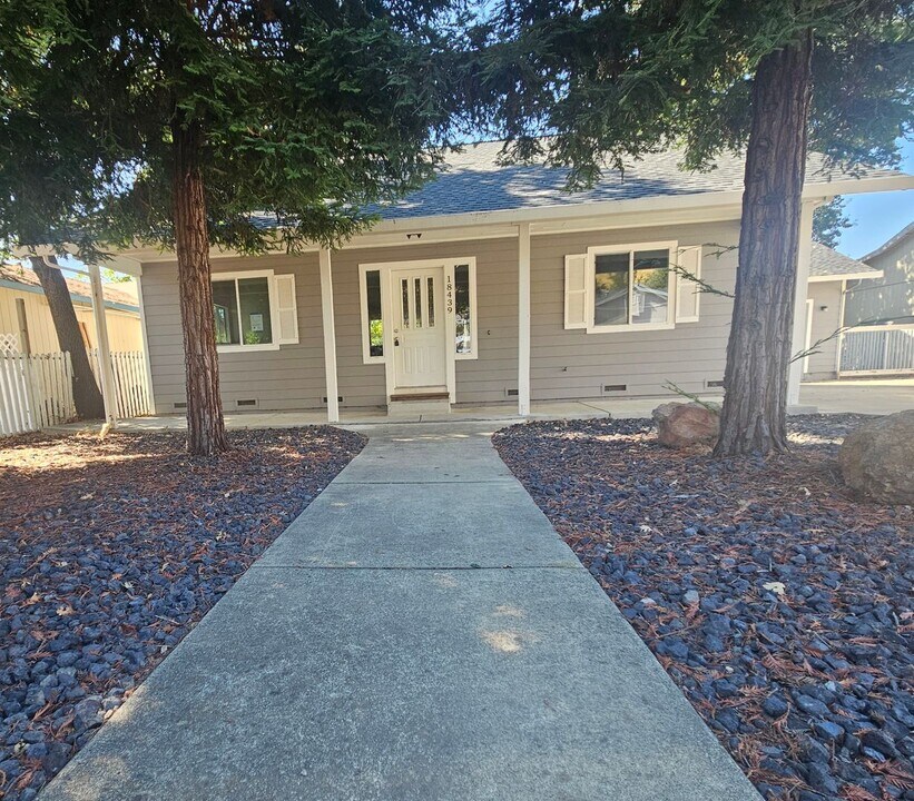 18439 Hidden Valley Rd in Hidden Valley Lake, CA - Building Photo