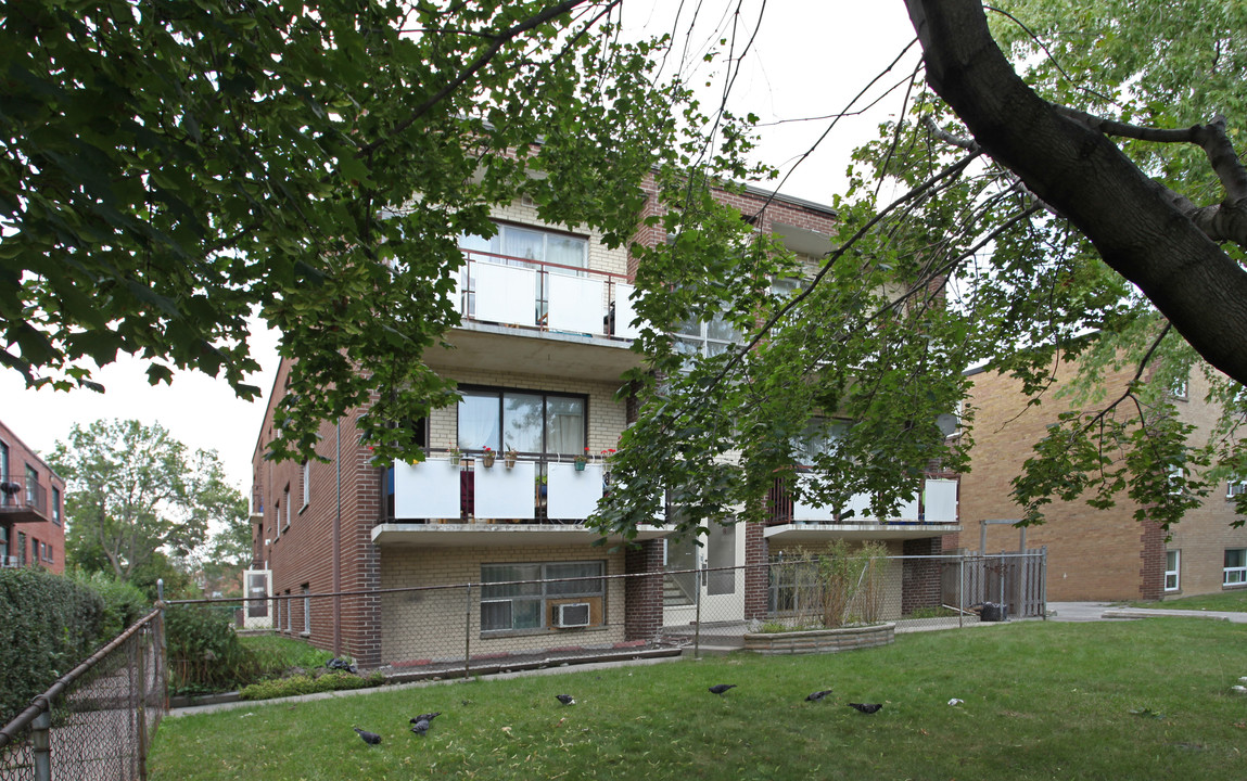 60 Wasdale Cres in Toronto, ON - Building Photo