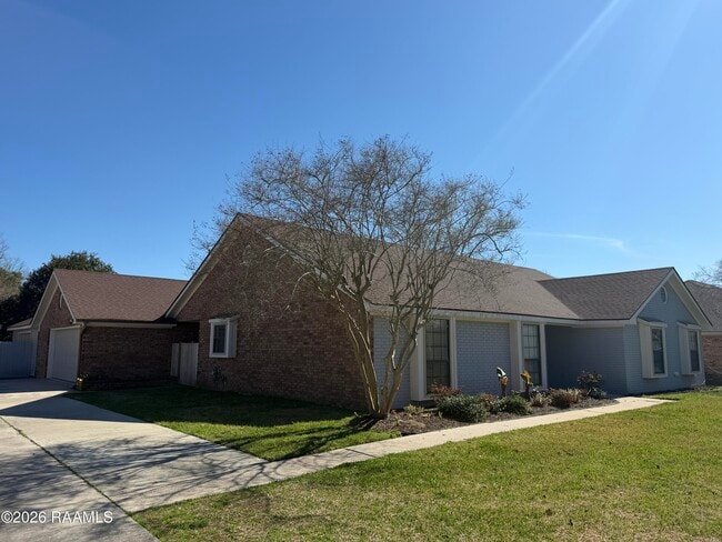 1103 E Bayou Pkwy in Lafayette, LA - Building Photo - Building Photo