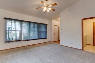 659 NW 12th Loop in Oak Harbor, WA - Building Photo - Building Photo
