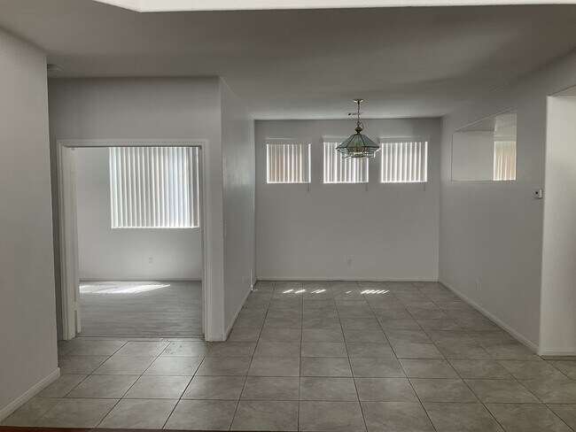 9575 Windborne Ave in Las Vegas, NV - Building Photo - Building Photo