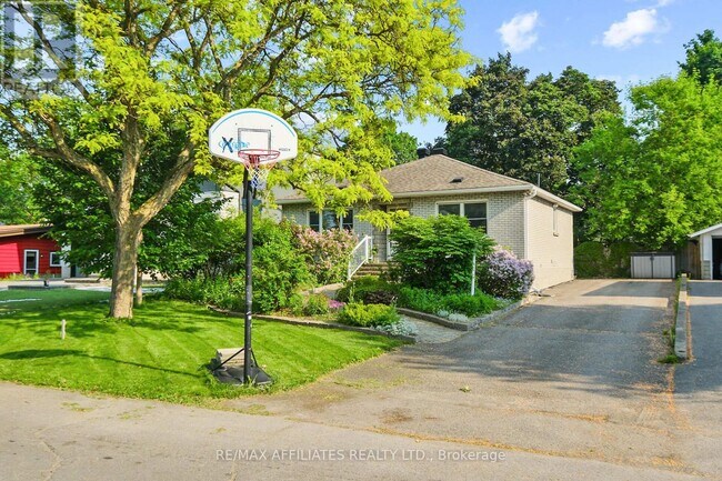 312 Mountbatten Ave in Ottawa, ON - Building Photo - Building Photo