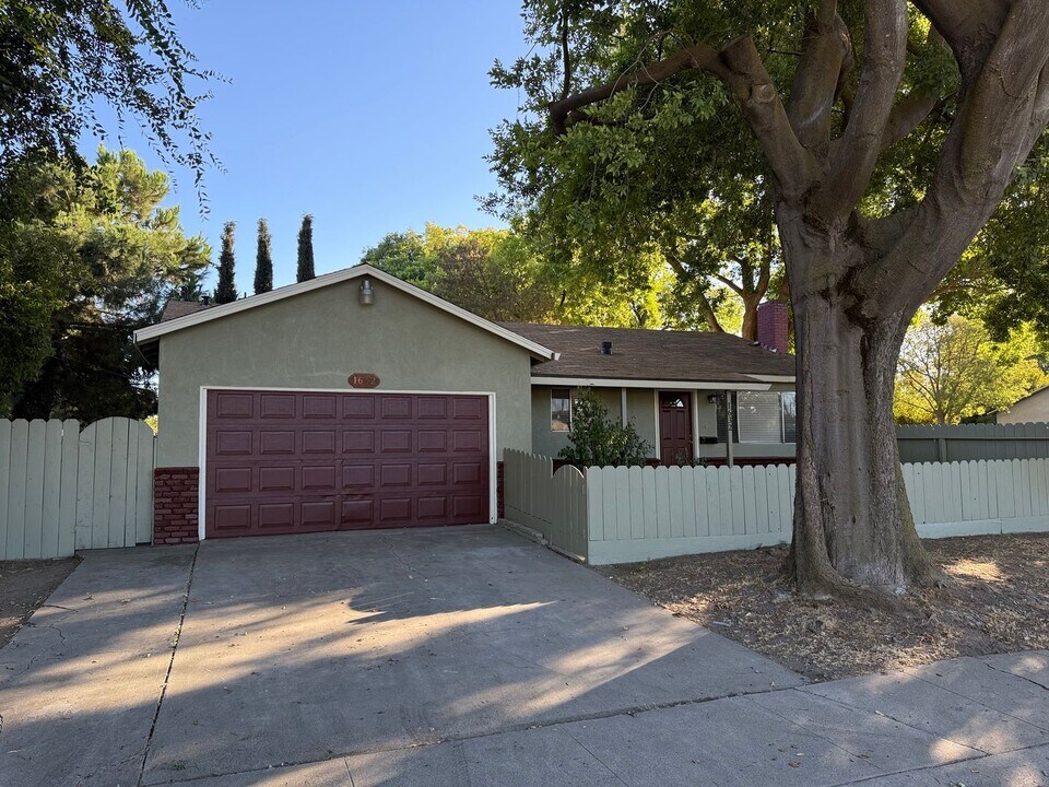 1632 Pimlico Dr in Modesto, CA - Building Photo