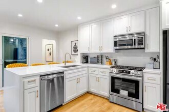 735 N Ogden Dr in Los Angeles, CA - Building Photo - Building Photo