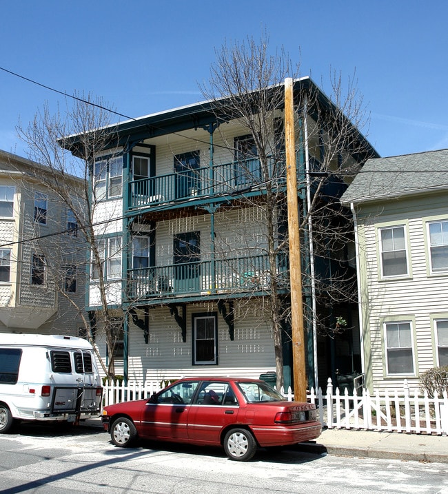 185 Sayles St in Woonsocket, RI - Foto de edificio - Building Photo