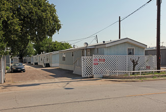 Las Palmas Mobile Home Park in Dallas, TX - Building Photo - Building Photo