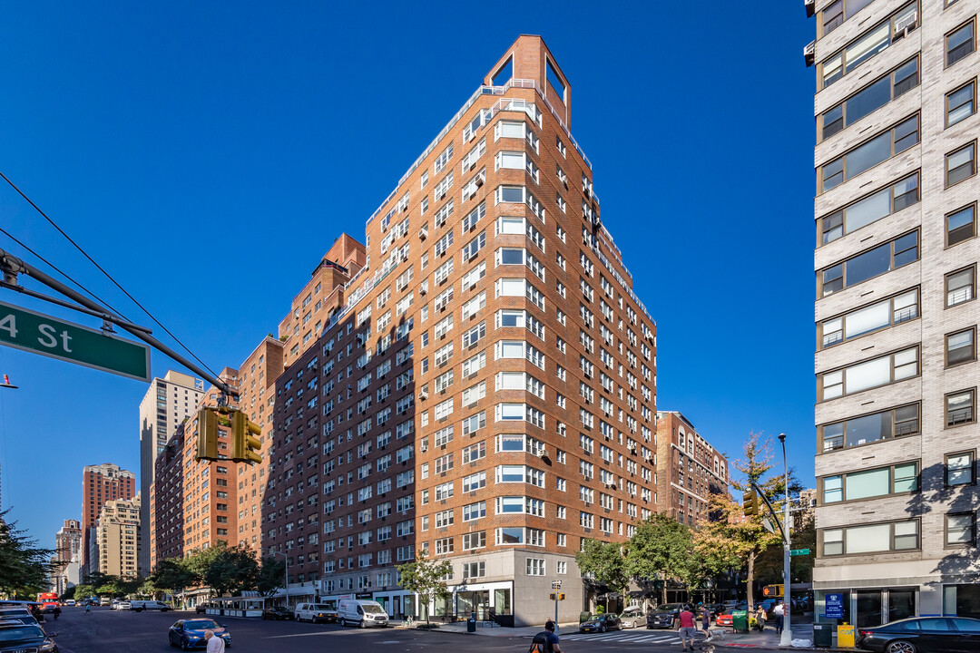 174 E 74th St in New York, NY - Building Photo