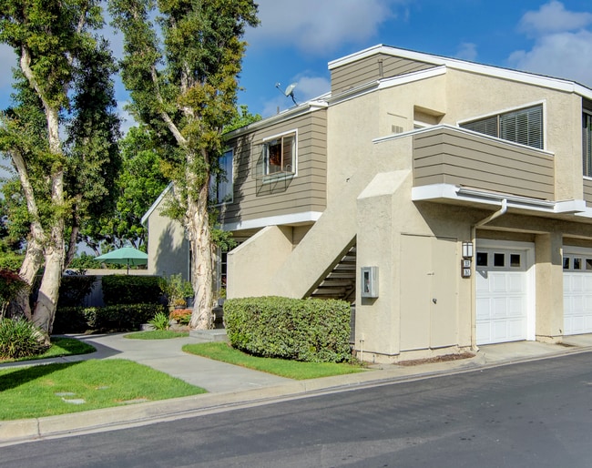 359 Deerfield Ave in Irvine, CA - Building Photo - Building Photo