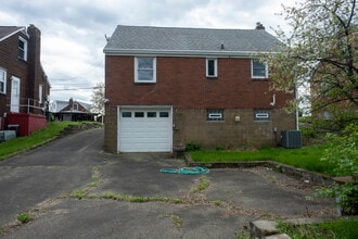 713 Overhill Dr in North Versailles, PA - Foto de edificio - Building Photo
