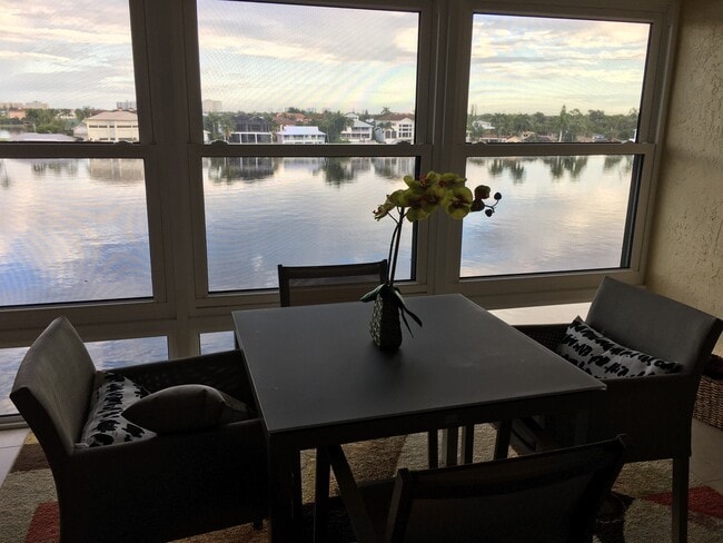 271 Southbay Dr, Unit 5th fl in Naples, FL - Building Photo - Building Photo