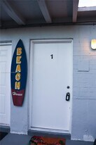 305 Phippen Waiters Rd in Dania Beach, FL - Building Photo