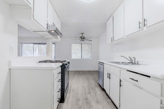 17204 Chatsworth St in Los Angeles, CA - Foto de edificio - Building Photo