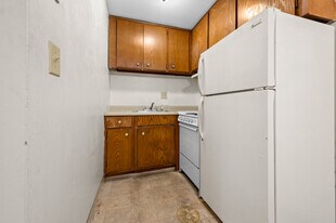38 Deerfield Ct, Unit B in East Hartford, CT - Building Photo