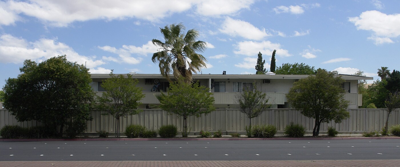 Desert Palm Apartments in Concord, CA - Foto de edificio