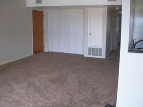 141 Darby Pl, Unit 1 in San Bruno, CA - Foto de edificio - Building Photo