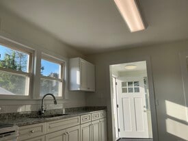 35 West St in Cromwell, CT - Building Photo