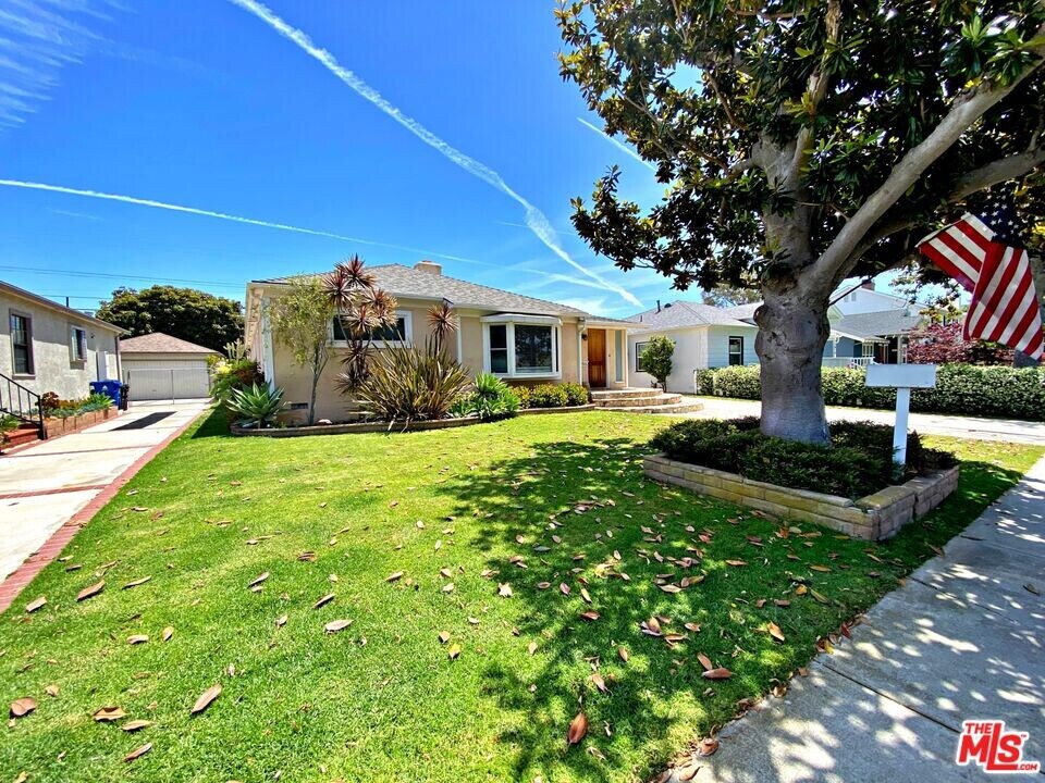 7806 Dunbarton Ave in Los Angeles, CA - Building Photo