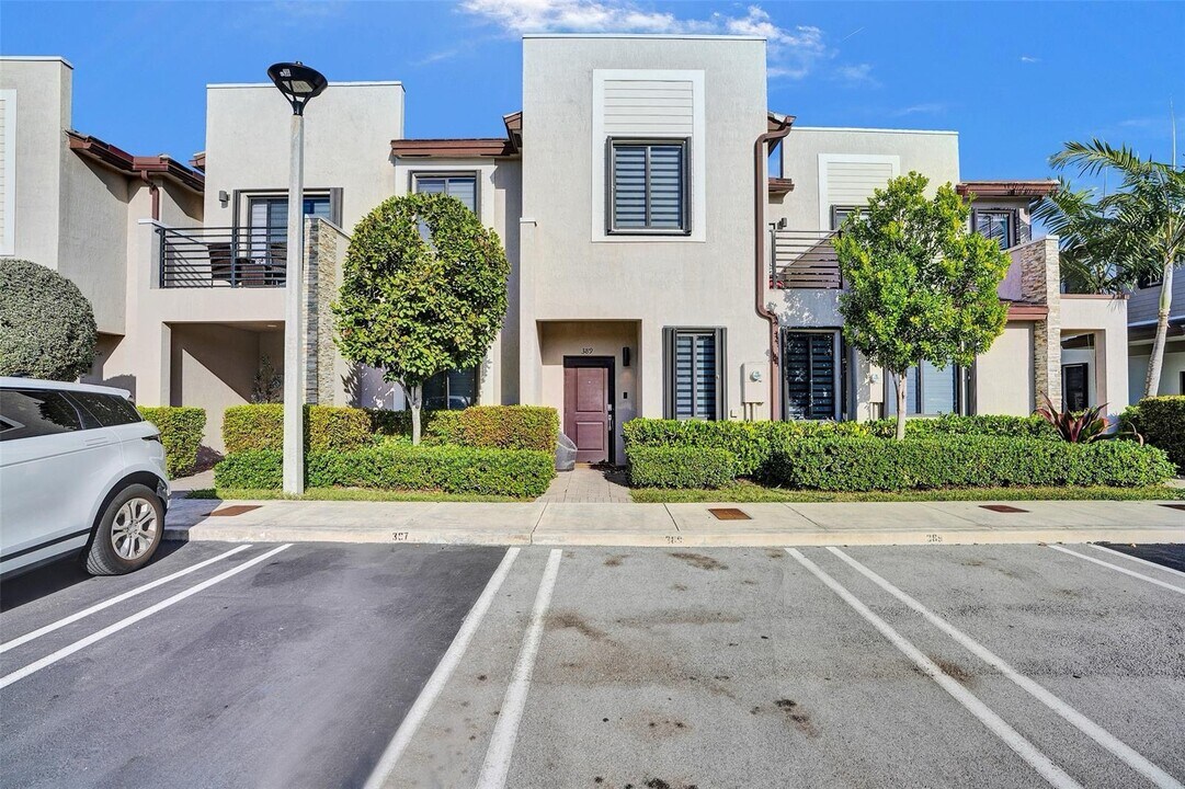 389 NE 208th Ter in Miami, FL - Building Photo