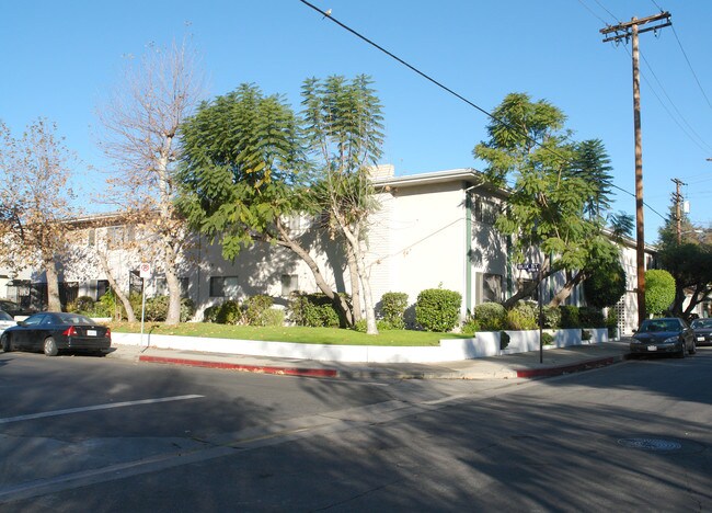 4749 Denny Ave in North Hollywood, CA - Foto de edificio - Building Photo