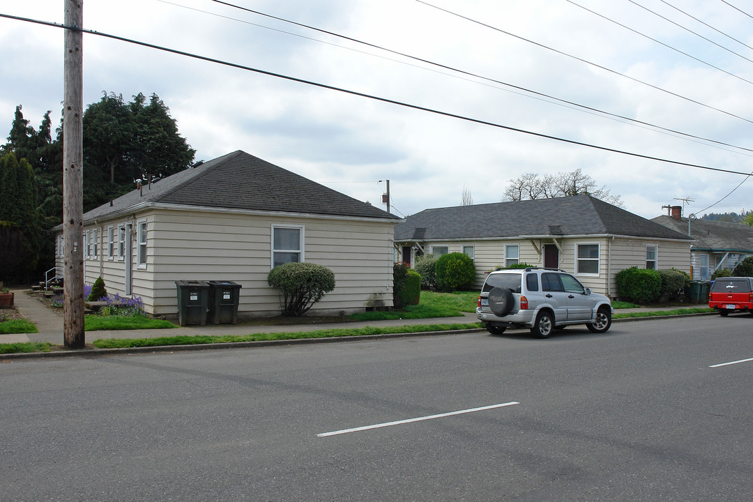 9030 SE Stark St in Portland, OR - Building Photo